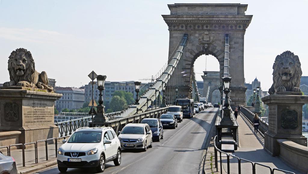 Chain Bridge Studio Apartment Budapest Luaran gambar